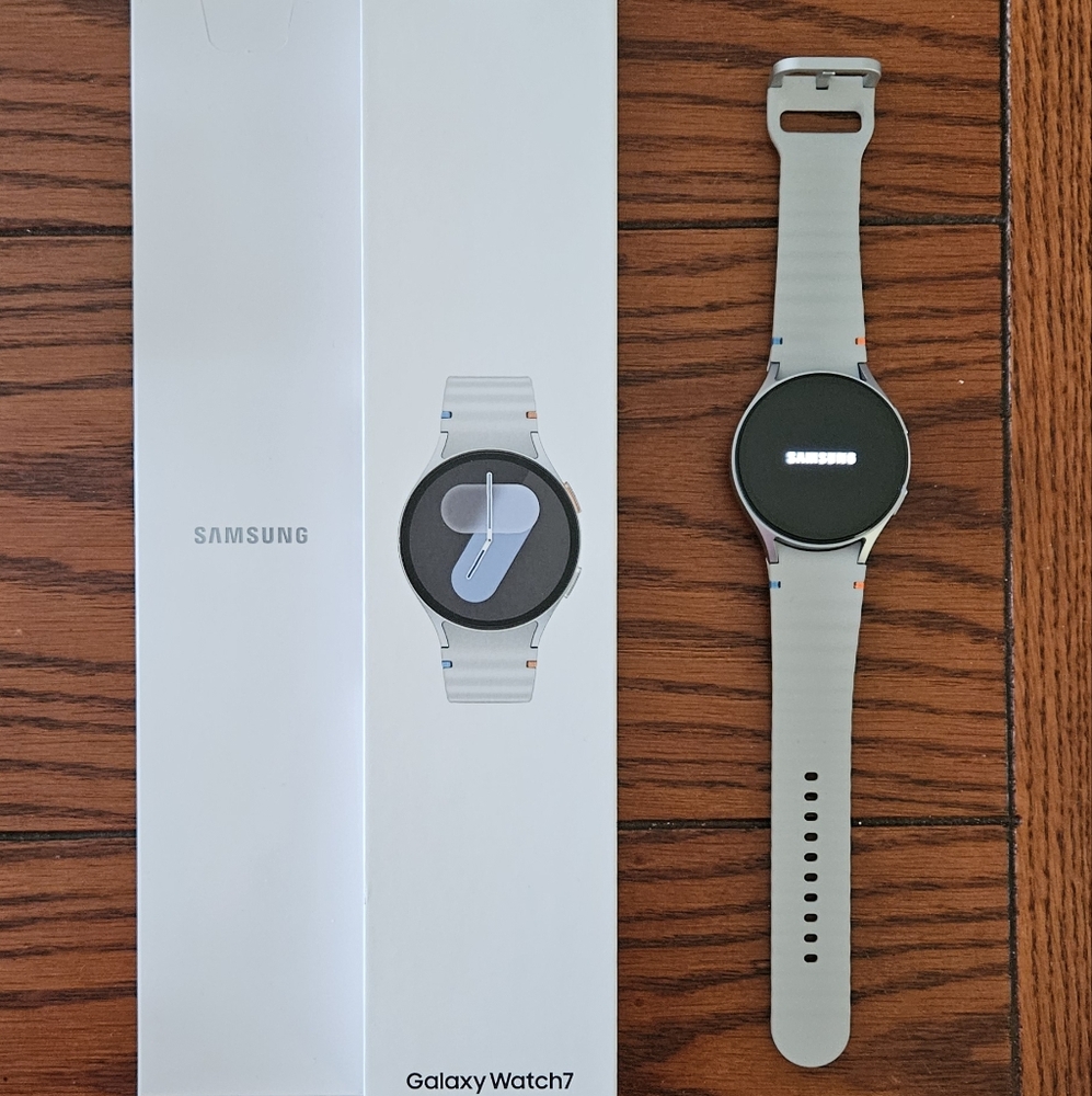 NEW SAMSUNG GALAXY WATCH7 SILVER 44MM